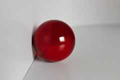 Glazen rode bol met diameter 60 mm.