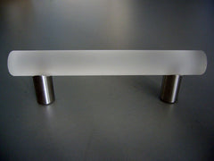 Mat glazen staafvormige handvat van 136 mm.