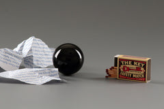 Glazen zwarte bol met diameter 70 mm.