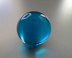 Glazen aquamarijne bol met diameter 70 mm.