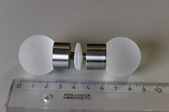 Mat glazen tweezijdige ronde handvatten met een diameter van 30 mm.