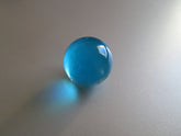 Glazen aquamarijne bol met diameter 25 mm.