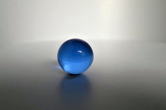Glazen blauwe bol met diameter 25 mm.