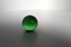 Glazen groene bol met diameter van 25 mm.