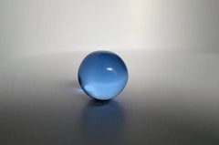 Glazen licht blauwe bol met diameter 50 mm.