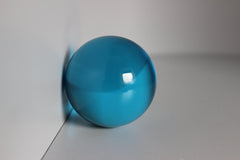 Glazen aquamarijne bol met diameter 50 mm.