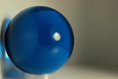 Glazen aquamarijne bol met diameter 150 mm.