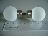 Mat glazen tweezijdige ronde handvatten met een diameter van 40 mm.