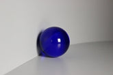 Glazen donker blauwe bol met diameter 40 mm.