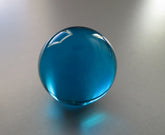 Glazen aquamarijne bol met diameter 100 mm.