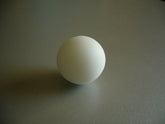 Glazen mat witte bol met diameter 30 mm.