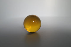 Glazen gele bol met diameter 25 mm.