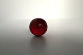 Glazen rode bol met diameter van 25 mm.