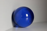 Glazen blauwe bol met diameter 100 mm.